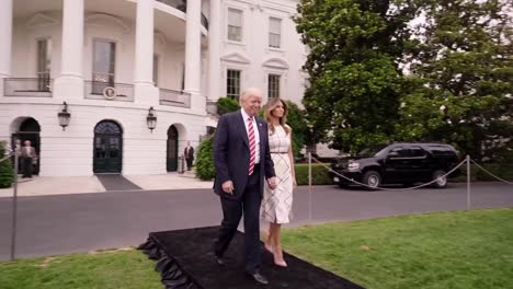 El-Presidente-Donald-Trump-Y-La-Primera-Dama-Melania-Trump-Organizan-Un-Picnic-De-Verano-En-El-Césped-De-La-Casa-Blanca-En-Washington-Dc