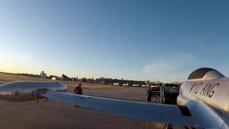 Zeitraffer-Wyoming-Air-National-Guard-Bewegt-Einen-T-33-Shooting-Star-Jet-Zum-Wyoming-National-Guard-Museum