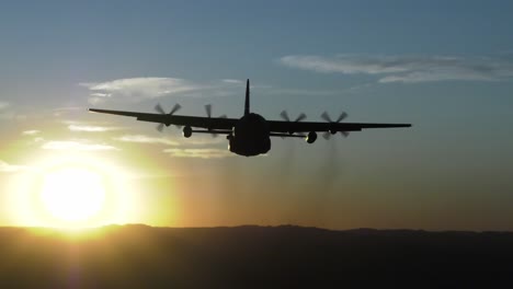 C-130-Hercules,-153rd-Airlift-Wing,-Nationalgarde-Von-Wyoming-Fliegt-Auf-Einer-Trainingsmission-In-Den-Sonnenuntergang