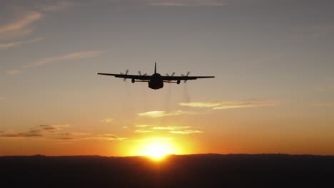 C-130-Hercules,-153rd-Airlift-Wing,-Guardia-Nacional-De-Wyoming-Vuela-Hacia-El-Atardecer-Y-Lanza-Bengalas-En-Misión-De-Entrenamiento