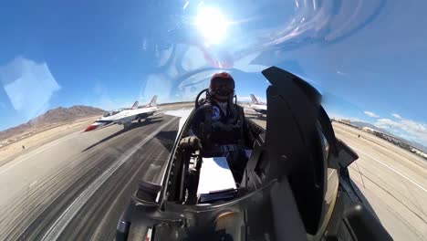 Cockpit-Aufnahmen-Der-US-Luftwaffe-Von-Thunderbird-Düsenjägerflugzeug-Und-Flugakrobaten-Teamflug-Des-Piloten,-Las-Vegas-NV