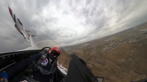 Cockpit-Aufnahmen-Der-US-Luftwaffe-Von-Thunderbird-Düsenjägerflugzeug-Und-Flugakrobaten-Teamflug-Des-Piloten,-Denver,-Colorado