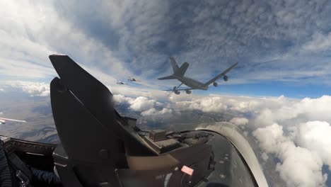 Imágenes-De-La-Cabina-De-La-Fuerza-Aérea-De-Los-EE.-UU.-Del-Equipo-De-Acróbatas-Aéreos-Del-Avión-De-Combate-Thunderbird-Repostando-En-Vuelo,-Denver-CO