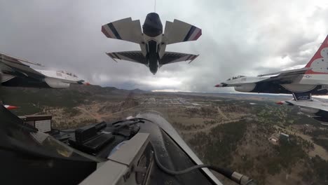 Imágenes-De-La-Cabina-De-La-Fuerza-Aérea-Estadounidense-Del-Avión-De-Combate-A-Reacción-Thunderbird-Y-El-Vuelo-Del-Equipo-Piloto-Acróbata-Aéreo,-Denver-Co