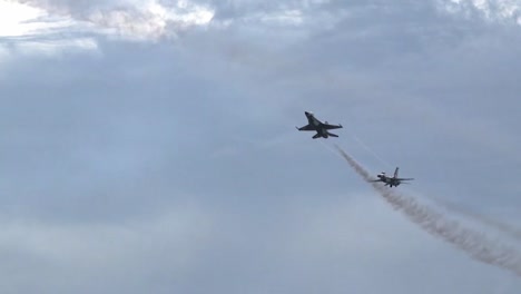 Imágenes-De-La-Cabina-Del-Equipo-Acrobático-Aéreo-Del-Avión-De-Combate-Thunderbird-De-La-Fuerza-Aérea-De-EE.-UU.,-Personal-De-Tierra,-Espectáculo-Aéreo,-Vuelo-En-Formación