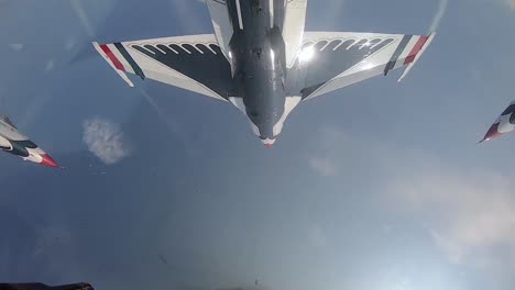 Imágenes-De-La-Cabina-Del-Equipo-Acrobático-Aéreo-Del-Avión-De-Combate-Thunderbird-De-La-Fuerza-Aérea-De-EE.-UU.,-Espectáculo-Aéreo,-Vuelo-En-Formación