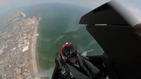 Las-Imágenes-De-La-Cabina-De-La-Fuerza-Aérea-De-EE.-UU.-Del-Equipo-Aéreo-Del-Avión-De-Combate-Thunderbird-Apoyan-A-Los-Socorristas-De-Covid-19