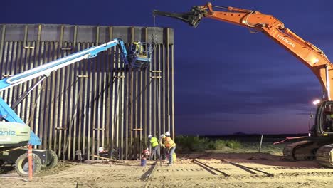 El-Cuerpo-De-Ingenieros-Del-Ejército-Estadounidense-Instala-Una-Sección-De-Muro-Fronterizo-O-Barrera-Fronteriza-Durante-La-Noche-Cerca-De-Columbus,-Nm