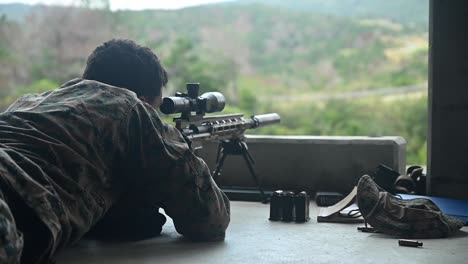 Batallón-De-Reconocimiento-3d-Soldados-Marinos-Estadounidenses-Disparan-Rifles-De-Alta-Potencia-En-Un-Curso-De-Calificación-De-Pre-francotirador,-Japón