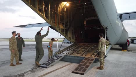 Flieger-Der-US-Luftwaffe-Auf-Dem-Rollfeld-Des-Luftwaffenstützpunkts-Andersen-Laden-Chemikalien-Auf-Das-Flugzeug-C-130-Hercules,-Guam