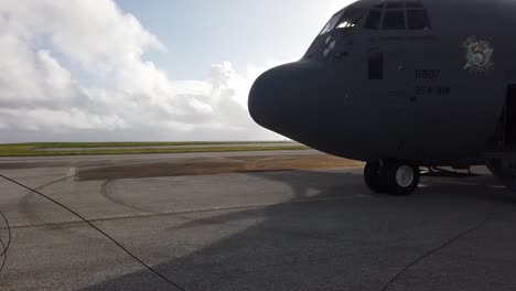 Cockpit-Aufnahmen,-US-Luftwaffenpiloten-Starten-Vom-Luftwaffenstützpunkt-C-130-Hercules,-Guam