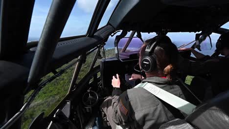 Imágenes-De-La-Cabina,-Los-Pilotos-De-La-Fuerza-Aérea-Estadounidense-Aterrizan-Un-Avión-Hércules-C-130-En-Una-Pista-Bordeada-De-árboles-En-Angaur,-Palau,-Guam