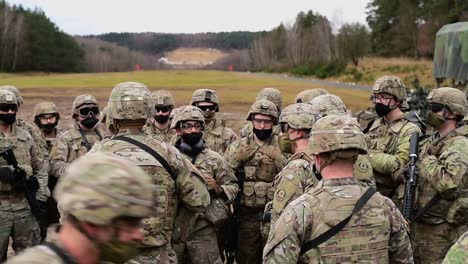 Soldaten-Des-2.-Golgatha-Regiments-Der-US-Armee-Führen-Eine-Direkte-Artillerie-Übung-Mit-Scharfem-Feuer-Und-M777-Haubitzen-Durch,-Deutschland