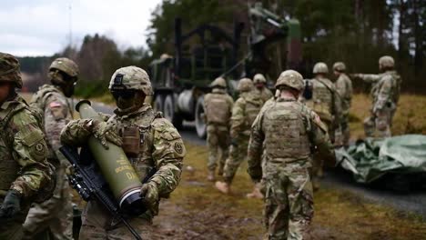 Soldaten-Des-2.-Golgatha-Regiments-Der-US-Armee-Führen-Eine-Direkte-Artillerie-Übung-Mit-Scharfem-Feuer-Und-M777-Haubitzen-Durch,-Deutschland