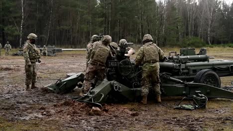 Soldaten-Des-2.-Golgatha-Regiments-Der-US-Armee-Führen-Eine-Direkte-Artillerie-Übung-Mit-Scharfem-Feuer-Und-M777-Haubitzen-Durch,-Deutschland