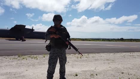 Nosotros-Fuerza-Aérea,-Fuerza-Aérea-Australiana-Koku-jietai,-Aviadores-De-Evacuación-Aeromédica-Entrenan-Operaciones-De-Socorro-De-Víctimas-En-Masa