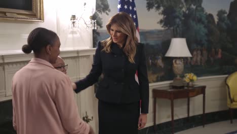 La-Primera-Dama-Melania-Trump-Recibe-A-Los-Invitados-Del-Estado-De-La-Unión,-Incluidos-Rush-Limbaugh,-Saludos-Y-Apretones-De-Manos