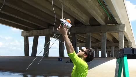 Bauingenieurstudenten-Der-University-Of-Florida-Installieren-Monitore-Und-Sensoren,-Um-Das-Wasser-Und-Die-Wellen-Von-Hurrikanen-Zu-überwachen