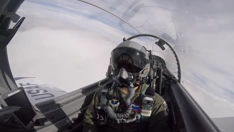 Vista-De-La-Cabina-De-Un-Piloto-De-La-Fuerza-Aérea-Estadounidense-Durante-Un-Vuelo-De-Práctica-A-Baja-Altitud-Cerca-De-La-Base-De-La-Fuerza-Aérea-De-Laughlin,-Texas