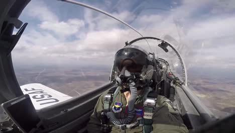 Vista-De-La-Cabina-De-Un-Piloto-De-La-Fuerza-Aérea-Estadounidense-Durante-Un-Vuelo-De-Práctica-A-Baja-Altitud-Cerca-De-La-Base-De-La-Fuerza-Aérea-De-Laughlin,-Texas