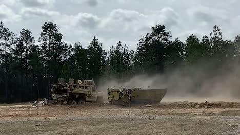 F-16-Fighting-Falcon-Luftunterstützungstraining-Auf-Klapperschlangenreichweite,-Einer-Luft-Boden-Trainingseinrichtung-Im-Camp-Shelby,-Ms