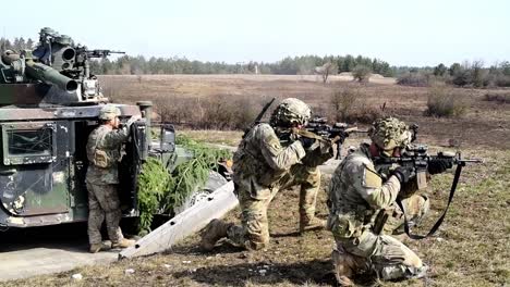 Regimiento-De-Calvario-Del-Ejército-Estadounidense,-Ejercicio-De-Fuego-Vivo-De-173-Soldados-De-La-Brigada-Aerotransportada-En-El-área-De-Entrenamiento-De-Grafenwoehr,-Alemania