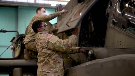 Bodenmechaniker,-Elektriker-Crews-Warten-Die-12th-Combat-Aviation-Brigade-AH-64-Apache-Hubschrauber,-Deutschland