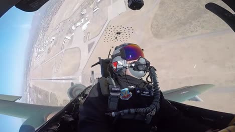 Cockpit-Aufnahmen-Einer-A-10-Thunderbolt-II-US-Luftwaffenpilot-Während-Eines-Demonstrationsflugzeugs,-Das-Luftakrobatik-übt