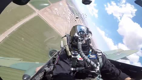 Imágenes-De-La-Cabina-Del-Piloto-De-La-Fuerza-Aérea-Estadounidense-A-10-Thunderbolt-Ii-Durante-La-Práctica-De-Acrobacias-Aéreas-De-Un-Avión-De-Demostración