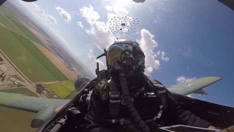 Imágenes-De-La-Cabina-Del-Piloto-De-La-Fuerza-Aérea-Estadounidense-A-10-Thunderbolt-Ii-Durante-La-Práctica-De-Acrobacias-Aéreas-De-Un-Avión-De-Demostración