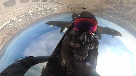 Cockpit-Aufnahmen-Einer-A-10-Thunderbolt-II-US-Luftwaffenpilot-Während-Eines-Demonstrationsflugzeugs,-Das-Luftakrobatik-übt