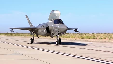 F-35B-Lighting-Ii’S-Fighter-Jet-Airplane-Vmfa-122-Vertical-Landing-On-Runway-At-Marine-Corp-Air-Station,-Yuma,-Az