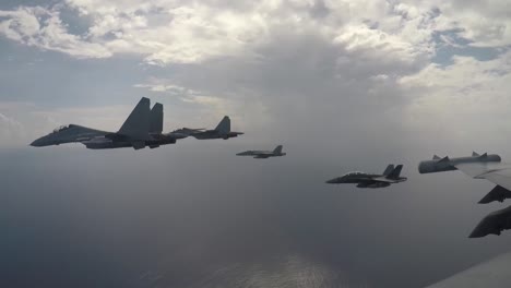 Aviones-Del-Ala-Aérea-11-Del-Portaaviones-Y-La-Fuerza-Aérea-Real-De-Malasia-Vuelan-Sobre-El-Grupo-De-Ataque-Del-Portaaviones-Theodore-Roosevelt