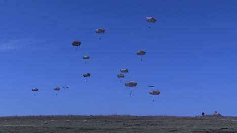 Paracaidistas-Aerotransportados-De-La-82.ª,-Todas-Mujeres-Lanzadas-Desde-El-Aire,-Incluida-La-Tripulación-Aérea-Y-Los-Saltadores,-Saltan-Desde-C-17-Globemasters