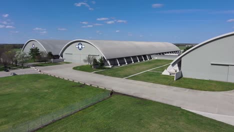 Luftdrohnenansicht-Der-Hangars-Und-Des-Geländes-Des-Nationalmuseums-Der-US-Luftwaffe-In-Dayton,-Oh