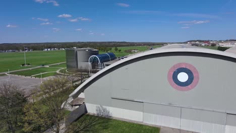 Luftdrohnenansicht-Der-Hangars-Und-Des-Geländes-Des-Nationalmuseums-Der-US-Luftwaffe-In-Dayton,-Oh