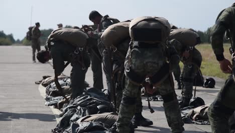 Curso-Militar-De-Paracaídas-De-Caída-Libre-Patrocinado-Por-Estados-Unidos-Para-Calificar-A-Saltadores-Búlgaros-En-Un-Nuevo-Tipo-De-Rampa,-Plovdiv,-Bulgaria