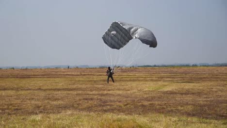 Curso-Militar-De-Paracaídas-De-Caída-Libre-Patrocinado-Por-Estados-Unidos-Para-Calificar-A-Saltadores-Búlgaros-En-Un-Nuevo-Tipo-De-Rampa,-Plovdiv,-Bulgaria