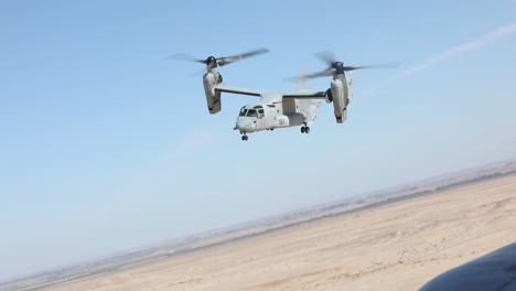 Los-Marines-Estadounidenses-Con-Mawts-1-Realizan-Un-Ejercicio-De-Certificación-Aerotransportada-Táctica-De-Artillería-De-Cola-De-Aviones-Mv-22b-Osprey