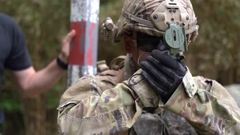 Ejército-De-EE.-UU.,-Infantes-De-Marina-Y-Soldados-De-Autodefensa-Terrestres-Japoneses-Curso-Básico-De-Supervivencia-En-La-Jungla-Entrenamiento,-Okinawa,-Japón