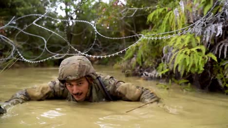 Us-armee,-Marinesoldaten-Und-Japanische-Bodensoldaten-Selbstverteidigung-Grundkurs-Dschungel-überlebenstraining,-Okinawa,-Japan