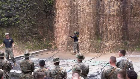 Us-armee,-Marinesoldaten-Und-Japanische-Bodensoldaten-Selbstverteidigung-Grundkurs-Dschungel-überlebenstraining,-Okinawa,-Japan