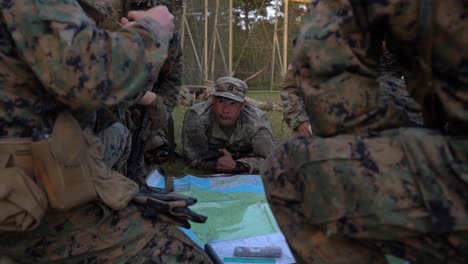 Us-armee,-Marinesoldaten-Und-Japanische-Bodensoldaten-Selbstverteidigung-Grundkurs-Dschungel-überlebenstraining,-Okinawa,-Japan