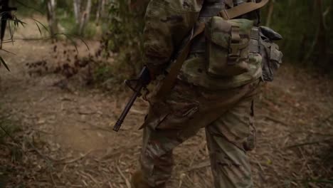 Ejército-De-EE.-UU.,-Infantes-De-Marina-Y-Soldados-De-Autodefensa-Terrestres-Japoneses-Curso-Básico-De-Supervivencia-En-La-Jungla-Entrenamiento,-Okinawa,-Japón