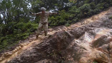 Ejército-De-EE.-UU.,-Infantes-De-Marina-Y-Soldados-De-Autodefensa-Terrestres-Japoneses-Curso-Básico-De-Supervivencia-En-La-Jungla-Entrenamiento,-Okinawa,-Japón