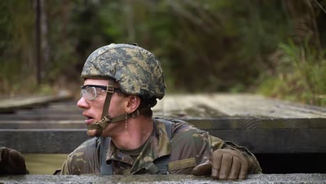 Us-armee,-Marinesoldaten-Und-Japanische-Bodensoldaten-Selbstverteidigung-Grundkurs-Dschungel-überlebenstraining,-Okinawa,-Japan