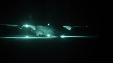 Clip-De-Visión-Nocturna-De-Un-Avión-De-Transporte-De-La-Fuerza-Aérea-Estadounidense-Rodando-En-Una-Pista-Y-Operación-De-Carga-Nocturna,-Angaur-Palau