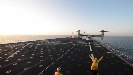 Mv-22b-Osprey-Opera-Fuera-De-La-Cubierta-De-Vuelo-De-La-Cubierta-De-Vuelo-Del-Usns-Misericordia-Durante-Una-Operación-De-Prueba-De-Interfaz-Dinámica