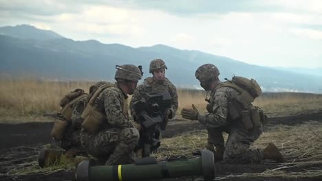 Los-Infantes-De-Marina-Estadounidenses-Entrenan-En-M240-Bravo-Y-M2-Browning-Entrenamiento-Con-Fuego-Vivo-De-Ametralladora-Calibre-50-Durante-Fuji-Viper,-Japón