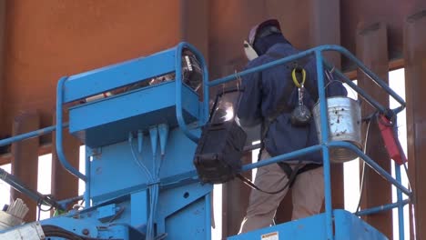 Construction-Workers-Weld-Panels-In-The-El-Centro-1-Section-Of-The-Border-Wall-Near-Calexico,-Ca